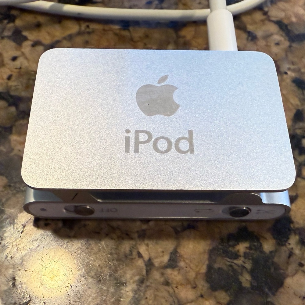 Apple iPod Shuffle in Metallic Silver